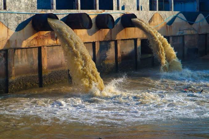 Hố thu nước thải nhà máy hóa chất